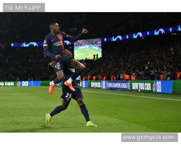 足球明星激情庆祝瞬间握拳举手展现胜利的力量与团结